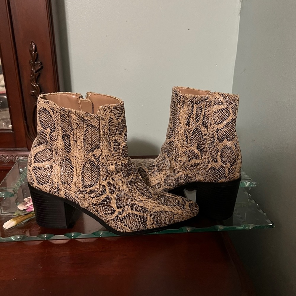 Block -Heel Bootie- Sneak Print size 7